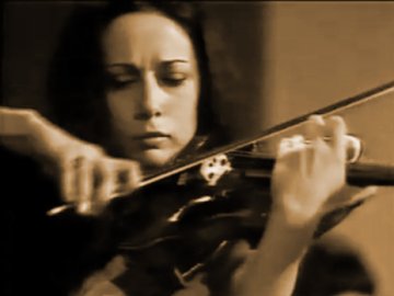 Fotograf�a extraida de video por Juan Luis Pinedo. Silvia Marcovici interpreta concierto de viol�n de P.I. Tchaikovski